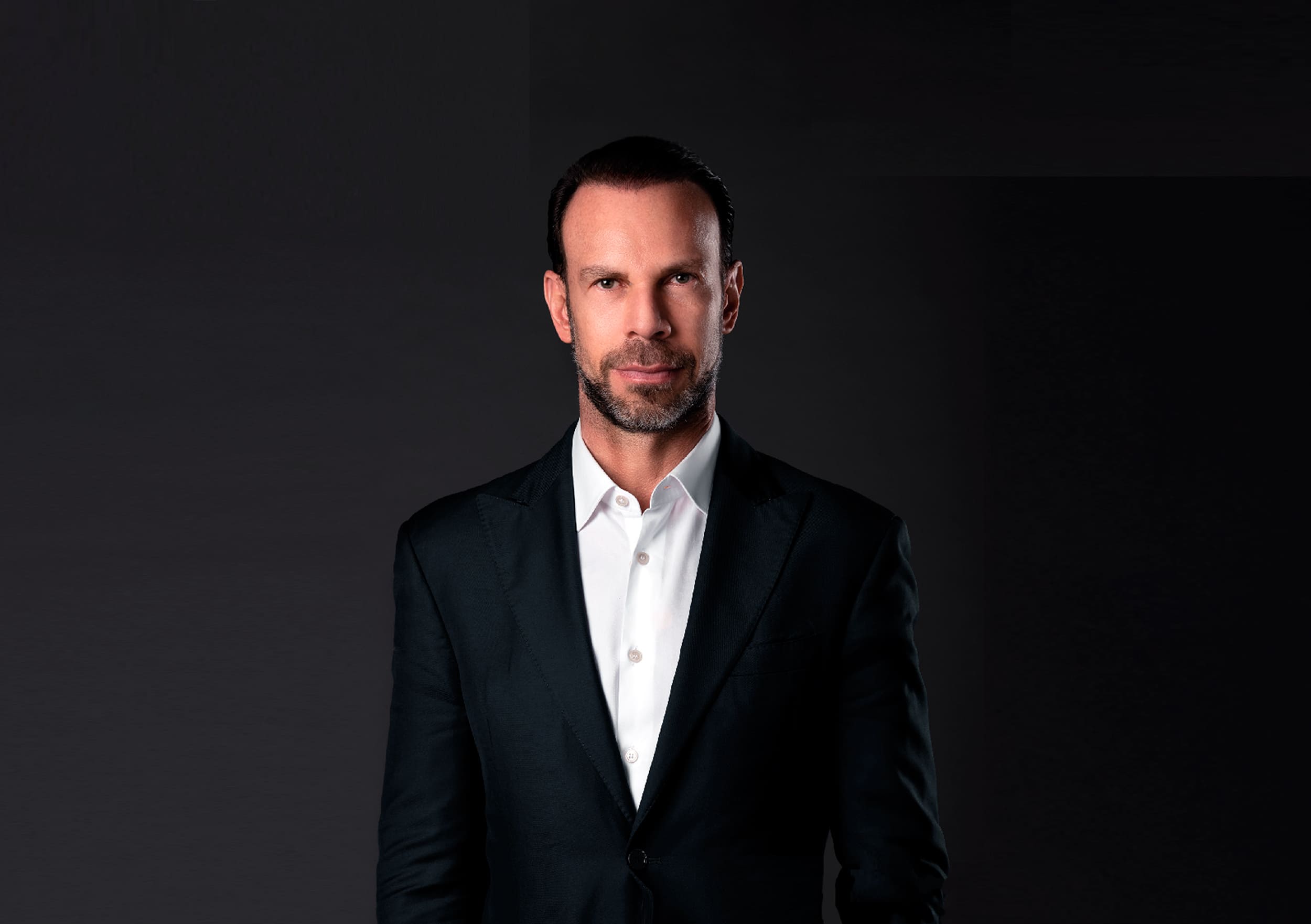 Luis Roberto Alves (Zague) Net Worth & Bio: The Mexican Forward's Earnings